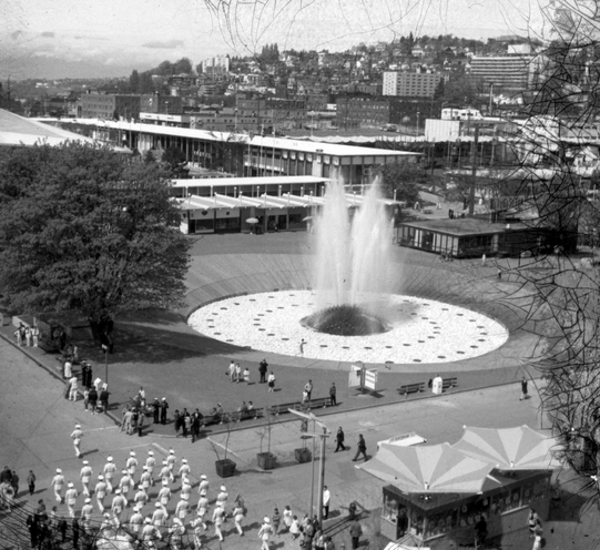 Saettle World's Fair Fountain and parade.